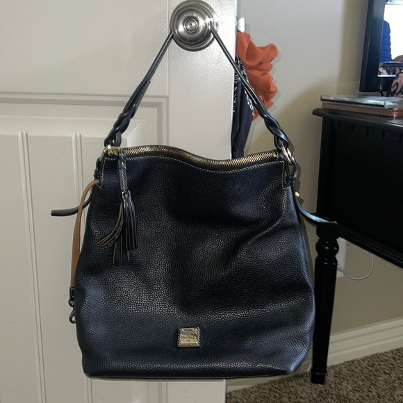 A black Dooney and Bourke ladies purse. - Picture 2 of 16